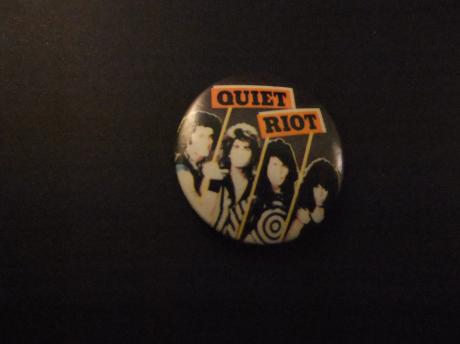 Quiet Riot American heavy metal band (naam op bordjes)